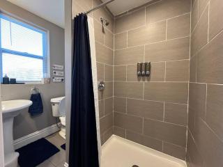 Cozy 2BR-1BA Backyard & King Bed - Soulard - 3