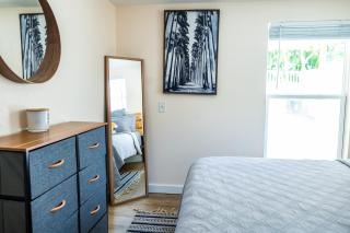 Contemporary Beach Bungalow - King Bed - 5min Walk to Beach - Clearwater Beach - 9