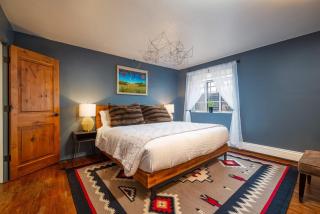 Casa Del Mar- King Bed - Patio -Railyard - 3BR - Santa Fe - 8