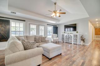 Grove Home with Spacious Yard Close to Grand Lake! - Grove - 0