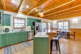 Family-Friendly Cabin By Golf Course and Marina - 1