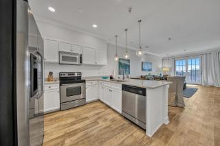 Newly renovated overlooking the Seacrest Village Pool and Beach access - Rosemary Beach - 3
