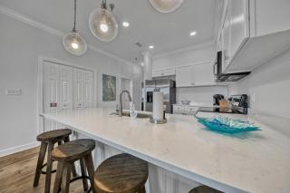 Newly renovated overlooking the Seacrest Village Pool and Beach access - Rosemary Beach - 2