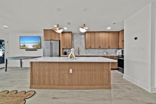 Gulf Front, Stunning Views! Newly Renovated! Dolphin Watch #1 - Seacrest - 1