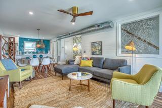 Gulf Views! Only 30 Seconds to the beach Modern Amenities Meets Vintage Charm - 9