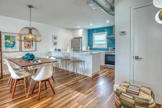 Gulf Views! Only 30 Seconds to the beach Modern Amenities Meets Vintage Charm - 7