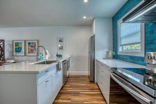 Gulf Views! Only 30 Seconds to the beach Modern Amenities Meets Vintage Charm - 3