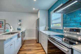 Gulf Views! Only 30 Seconds to the beach Modern Amenities Meets Vintage Charm - 2