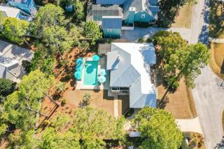 Wood Beach Retreat Perfect 30A Location offering Easy Beach Access & Private Pool - Santa Rosa Beach - 6