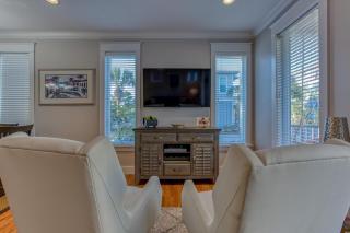 50 yards to the Seacrest lagoon Pool, Walking distance to the beach! - Rosemary Beach - 7