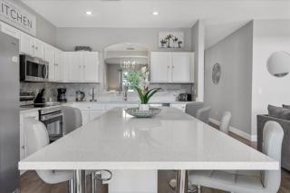 6 Bedrooms 45 Bathrooms Seasons 1270 Sb - 1