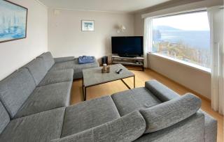 4 Bedroom Gorgeous Apartment In Hellvik - Hellvik - 9