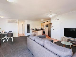 Southport Ocean Breeze Retreat with 2 Parking - 5