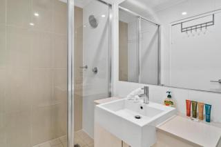 Newtown Outlook - Vibrant Parkside Retreat near CBD - 1