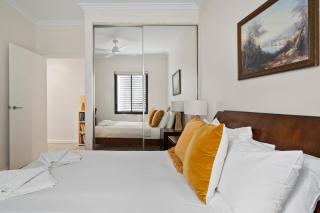 Newtown Outlook - Vibrant Parkside Retreat near CBD - 4
