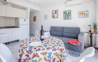 Awesome Apartment In Torrevieja - Torrevieja - 9