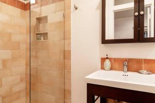 Huge Studio w Full Kitchen W D Parking - Washington - 4