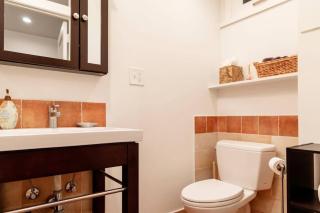 Huge Studio w Full Kitchen W D Parking - Washington - 3