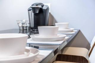 Contemporary 2BR2BA w-King - Den - Private Entry-Yard - 4