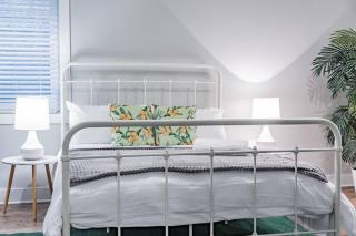 Contemporary 2BR2BA w-King - Den - Private Entry-Yard - 3