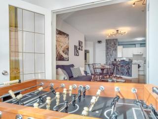 Fun and Colourful Condo w Foosball Parking Coffee - Calgary - 6
