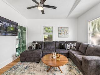 7-Bedrooms Spacious House near Downtown w Parking - 4