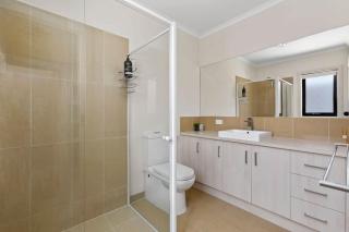 Coastal Holiday Living Bay Views Prime Location - 1