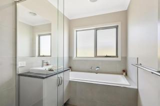 Brand new House close to shops in Dunes estate - Torquay - 2