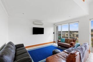 Absolute Bay Frontage with Open Fire and Spa Bath - Portarlington - 3