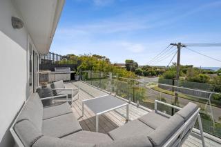 Panoramic Ocean Views in the Heart of Torquay - 7