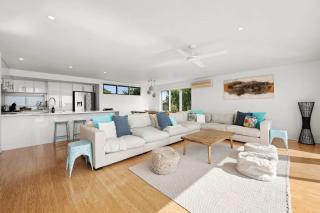 Panoramic Ocean Views in the Heart of Torquay - 5