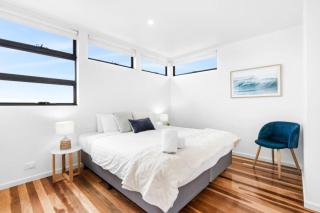 Luxury Torquay Townhouse 150m to Beach - 1