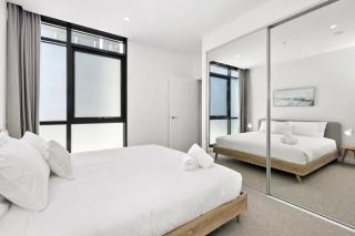 Elegant coastal living near shops and surf beach - 2