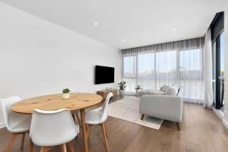 Elegant coastal living near shops and surf beach - 3