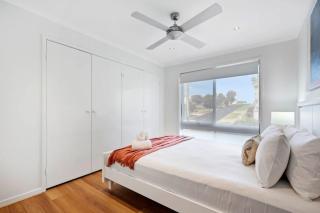 Sea Breeze Coastal Beach House Pet Friendly - 4