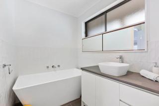 Sea Breeze Coastal Beach House Pet Friendly - Ocean Grove - 1