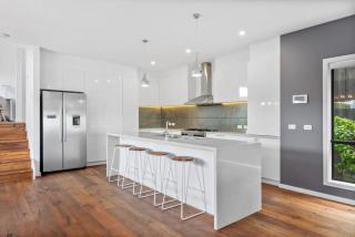 Waterways Luxury Poolside Retreat in Prime Location - 5