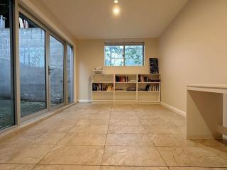 City Retreat for 8 with Spacious Rooms - Hobart - 2