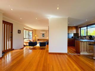 Mountains and Treetops Retreat - Nature Getaway - Lenah Valley - 4