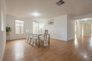 Relaxing Family Home in the heart of Tarneit - 5