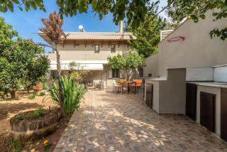 Citrea Stylish House with Garden near Beach - 1