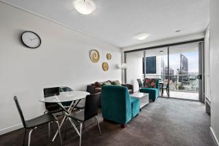 City Living - Brisbane River-View 2 bedroom Apt - 3