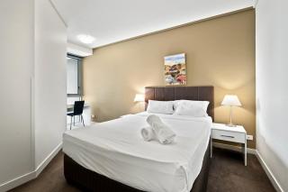 City Living - Brisbane River-View 2 bedroom Apt - 2
