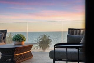 Stylish Bay-Side Executive Apt w parking - 1
