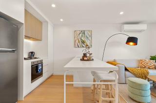 Brand New Box Hill Central Executive w pool+gym - 3