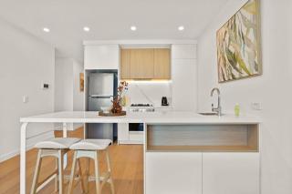 Brand New Box Hill Central Executive w pool+gym - 2