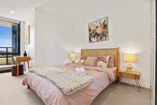 Brand New Box Hill Central Executive w pool+gym - 6