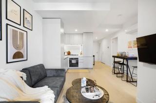 Cozy Nest in Prime Hawthorn w parking & pool - 0