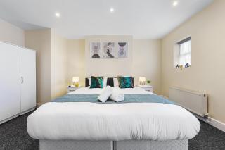 Stylish & Modern 2-Bedroom London Hideaway - King Bed- Sleeps 6 - Parking Available - Instant Book - 20 Percent Off Long Stays! - 7