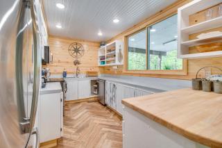 Woods Point Getaway with Private Hot Tub - 2